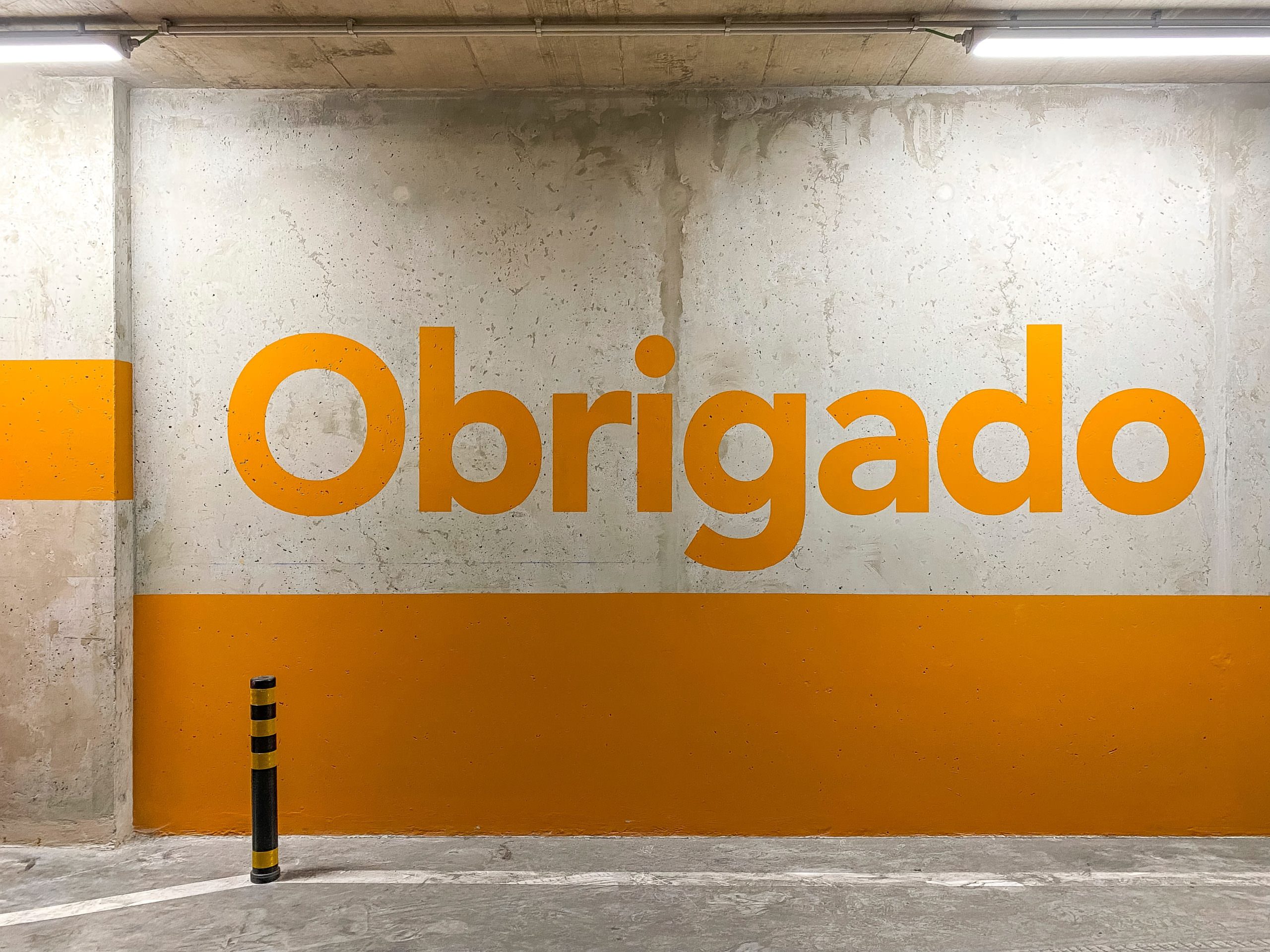 wall with big text "Obrigado"